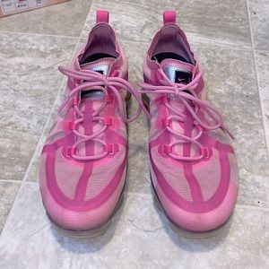 pink & gray nike vapormax